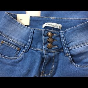 NWT Jilly 3 button jeans / jegging
